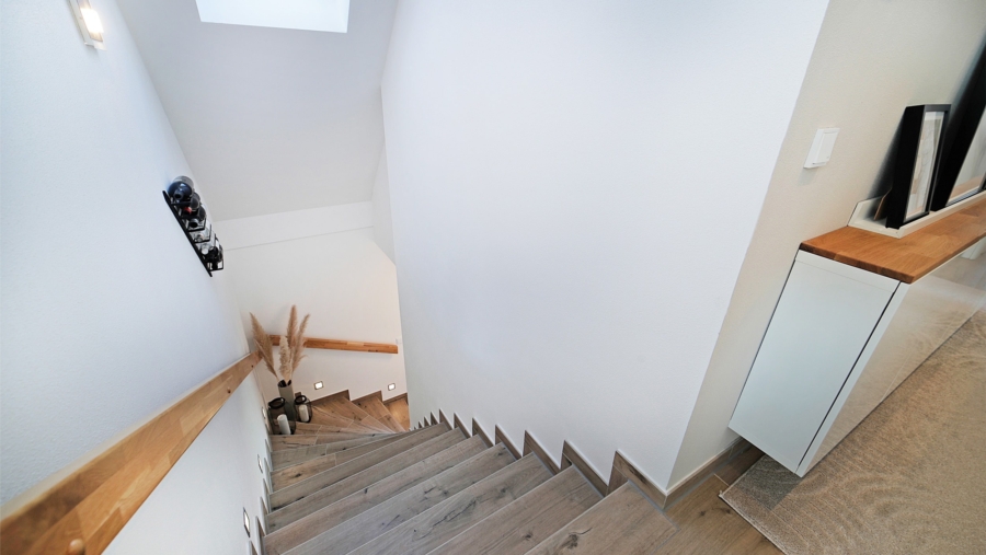 Absolute Rarität! Edle 3-Zimmer-Dachgeschosswohnung mit Luxusausstattung und großer Dachterrasse - Treppenaufgang zum DG