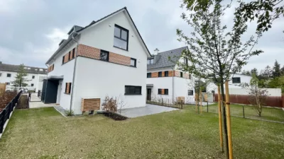 Exklusives Stadthaus mit edlem Kaminofen & 2 Bädern sofort verfügbar!, 80999 München, Doppelhaushälfte