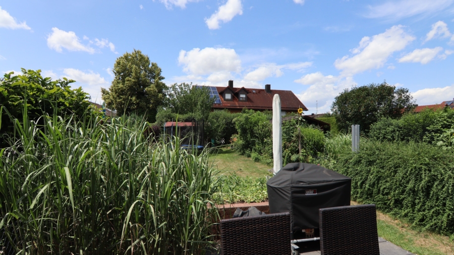 Schönes Reihenmittelhaus mit ca. 123 m² Wohnfläche, 5 Zimmern und eingewachsenen Garten! - Garten