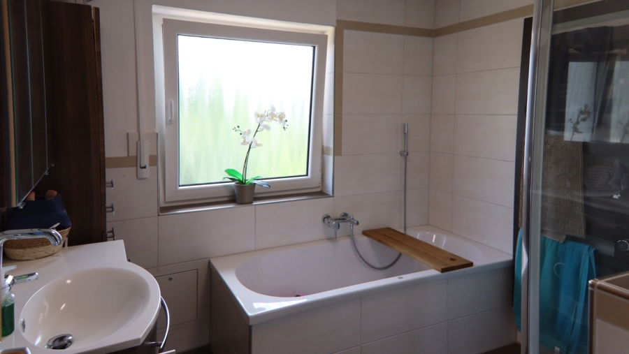 Schönes Reihenmittelhaus mit ca. 123 m² Wohnfläche, 5 Zimmern und eingewachsenen Garten! - Bad