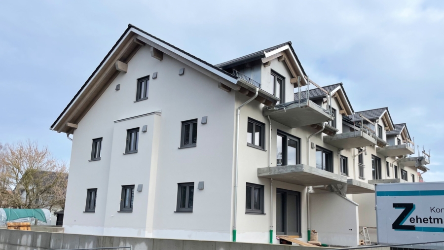 Moderne 3-Zimmer-Eigentumswohnung mit 90 m² Wohnfläche, großem Südbalkon & 2 TG-Stellplätzen - Hausansicht 3