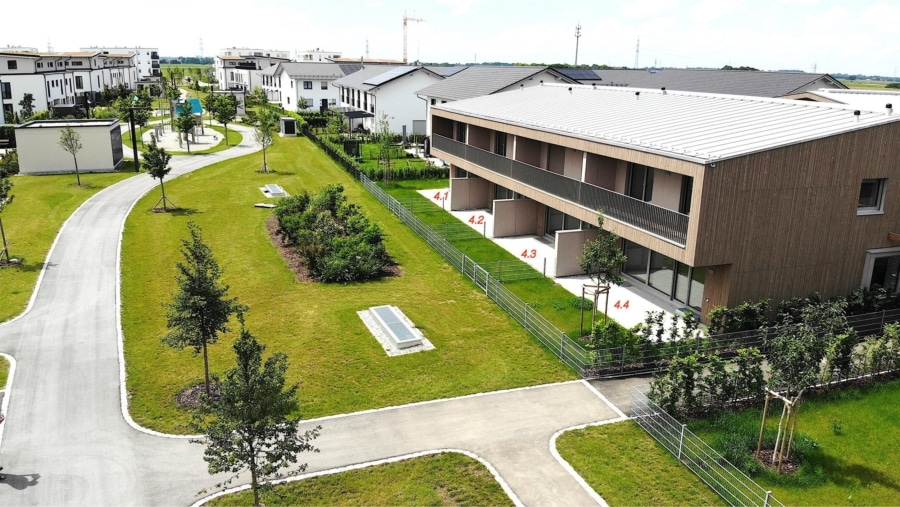 Modernes Reihenmittelhaus (Haus 4.2) im Passivhausstandard in familienfreundlicher Wohnlage in Poing - Außenansicht 2