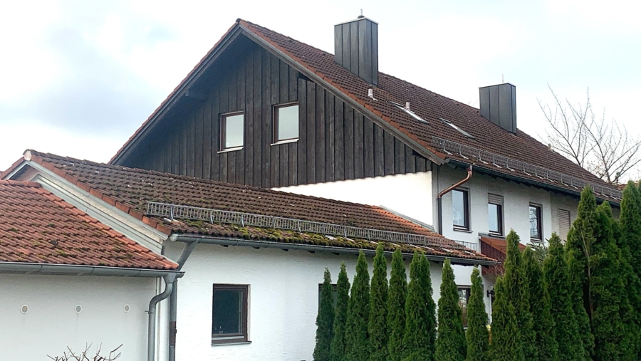 Grundsolide Doppelhaushälfte mit 453 m² Grundstück, ca. 193 m² Wohnfläche und 5,5 Zimmer + Hobbyraum - Hausansicht