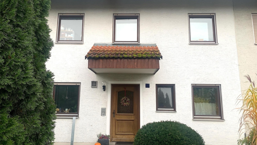 Grundsolide Doppelhaushälfte mit 453 m² Grundstück, ca. 193 m² Wohnfläche und 5,5 Zimmer + Hobbyraum - Hauseingang