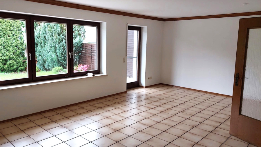 Grundsolide Doppelhaushälfte mit 453 m² Grundstück, ca. 193 m² Wohnfläche und 5,5 Zimmer + Hobbyraum - Wohnzimmer