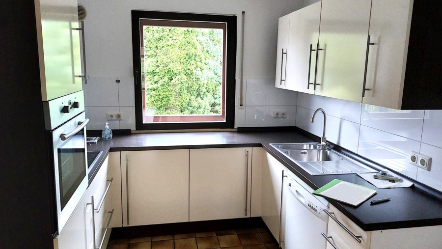 Grundsolide Doppelhaushälfte mit 453 m² Grundstück, ca. 193 m² Wohnfläche und 5,5 Zimmer + Hobbyraum - Küche