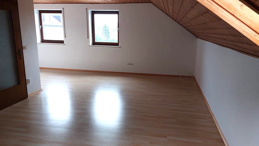 Grundsolide Doppelhaushälfte mit 453 m² Grundstück, ca. 193 m² Wohnfläche und 5,5 Zimmer + Hobbyraum - Zimmer im Dachgeschoss