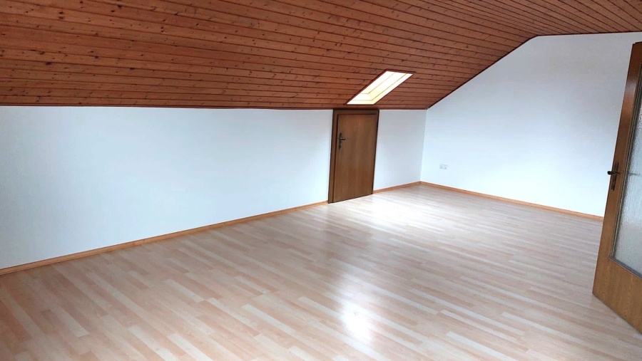 Grundsolide Doppelhaushälfte mit 453 m² Grundstück, ca. 193 m² Wohnfläche und 5,5 Zimmer + Hobbyraum - Studio im Dachgeschoss