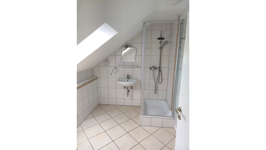 Grundsolide Doppelhaushälfte mit 453 m² Grundstück, ca. 193 m² Wohnfläche und 5,5 Zimmer + Hobbyraum - Bad im Dachgeschoss