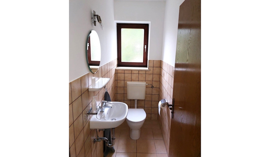 Grundsolide Doppelhaushälfte mit 453 m² Grundstück, ca. 193 m² Wohnfläche und 5,5 Zimmer + Hobbyraum - Gäste-WC im Erdgeschoss