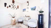 Empfangsbereich mit Garderobe