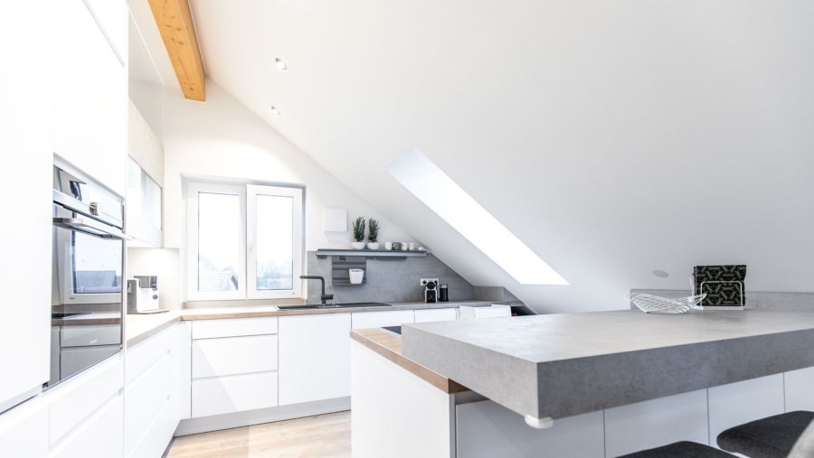 Absolute Rarität! Edle 4-Zimmer-Dachgeschosswohnung mit Luxusausstattung und großem Westbalkon - Küche