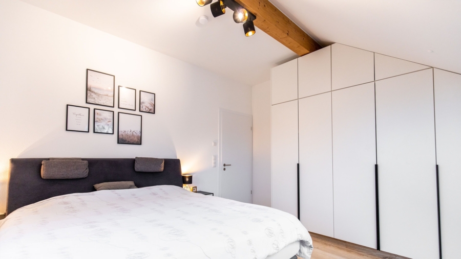 Absolute Rarität! Edle 4-Zimmer-Dachgeschosswohnung mit Luxusausstattung und großem Westbalkon - Schlafzimmer