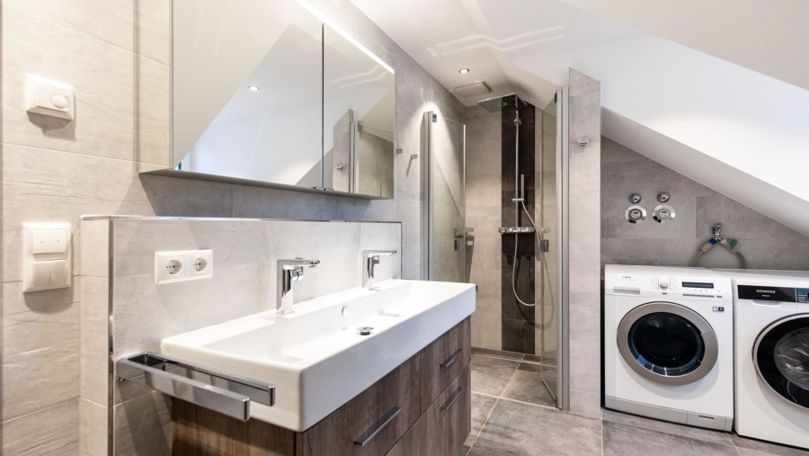 Absolute Rarität! Edle 4-Zimmer-Dachgeschosswohnung mit Luxusausstattung und großem Westbalkon - Badezimmer