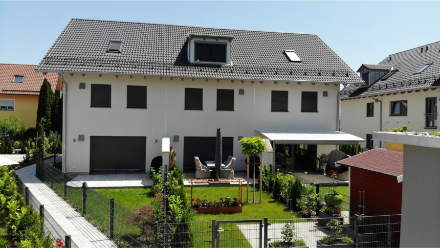 Traumhaus auf Erbpacht! Modernes, hochwertiges Reihenmittelhaus (KFW 55) frei zur Eigennutzung - Ansicht Haus mit Terrasse
