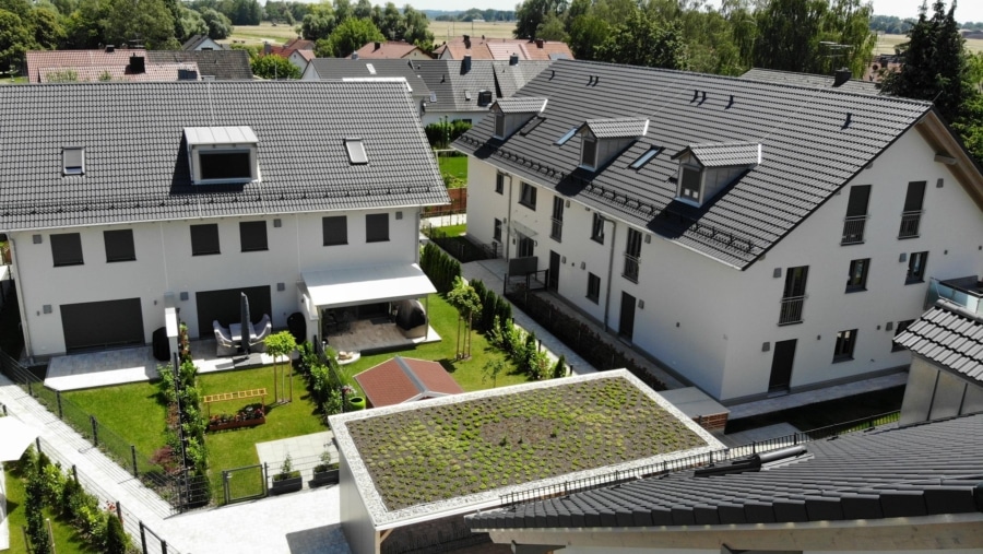 Traumhaus auf Erbpacht! Modernes, hochwertiges Reihenmittelhaus (KFW 55) frei zur Eigennutzung - Luftbild 1