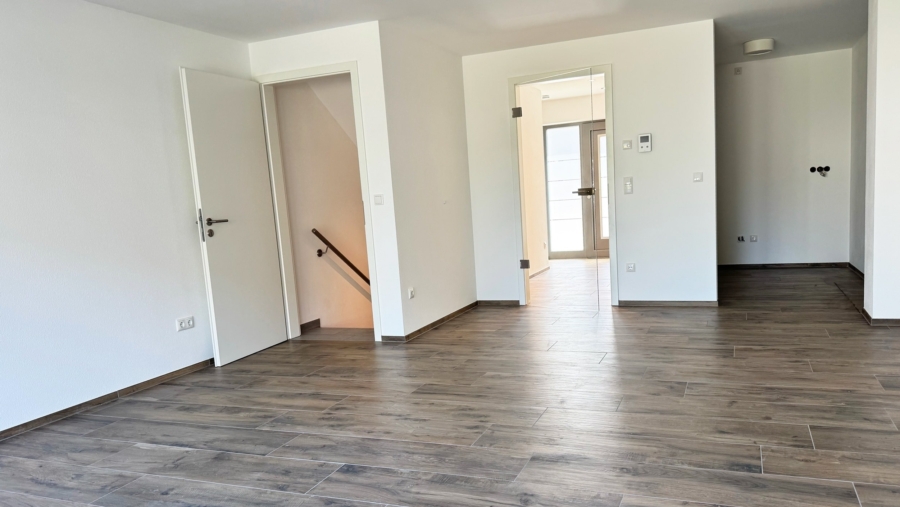 Traumhaus auf Erbpacht! Modernes, hochwertiges Reihenmittelhaus (KFW 55) frei zur Eigennutzung - Wohnbereich im Erdgeschoss (Ansicht 2)
