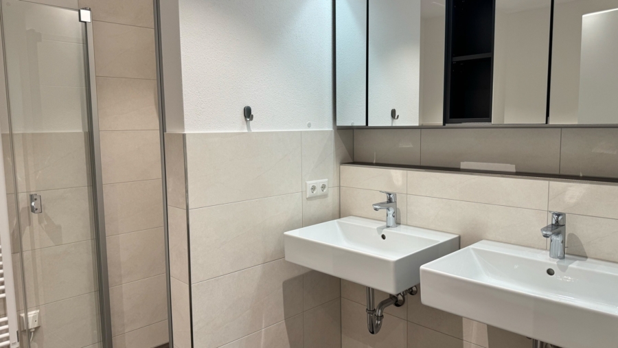 Traumhaus auf Erbpacht! Modernes, hochwertiges Reihenmittelhaus (KFW 55) frei zur Eigennutzung - Badezimmer im Erdgeschoss