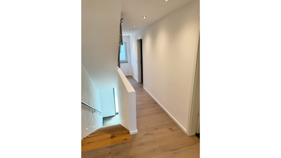 Traumhaus auf Erbpacht! Modernes, hochwertiges Reihenmittelhaus (KFW 55) frei zur Eigennutzung - Treppenaufgang/Flur im OG