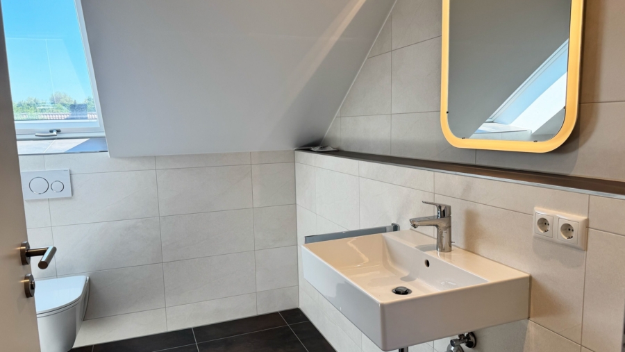 Traumhaus auf Erbpacht! Modernes, hochwertiges Reihenmittelhaus (KFW 55) frei zur Eigennutzung - Badezimmer im Dachgeschoss
