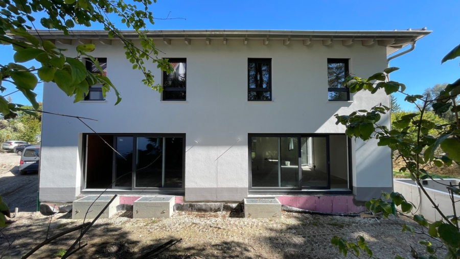 Elegante Walmdach Neubau-Doppelhaushälfte mit edlem Kaminofen, 2 Bädern und Topausstattung - Westansicht