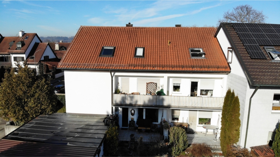 Grundsolides und komplett vermietetes Mehrfamilienhaus mit 6 Wohnungen & Garagen in Toplage Eching - Hausansicht