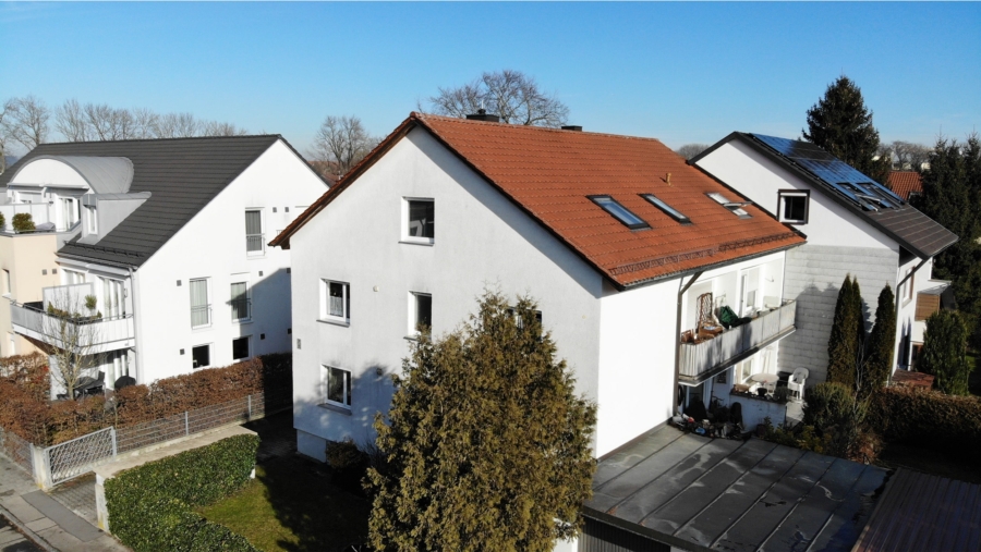 Grundsolides und komplett vermietetes Mehrfamilienhaus mit 6 Wohnungen & Garagen in Toplage Eching - Hausansicht