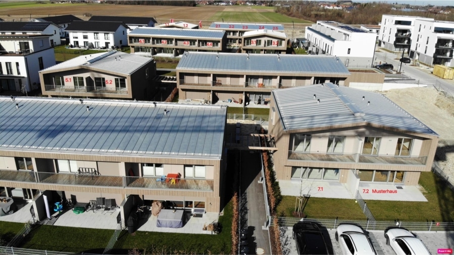 Modernes Reiheneckhaus (Haus 2.5) im Passivhausstandard in familienfreundlicher Wohnlage in Poing - Außenansicht 1