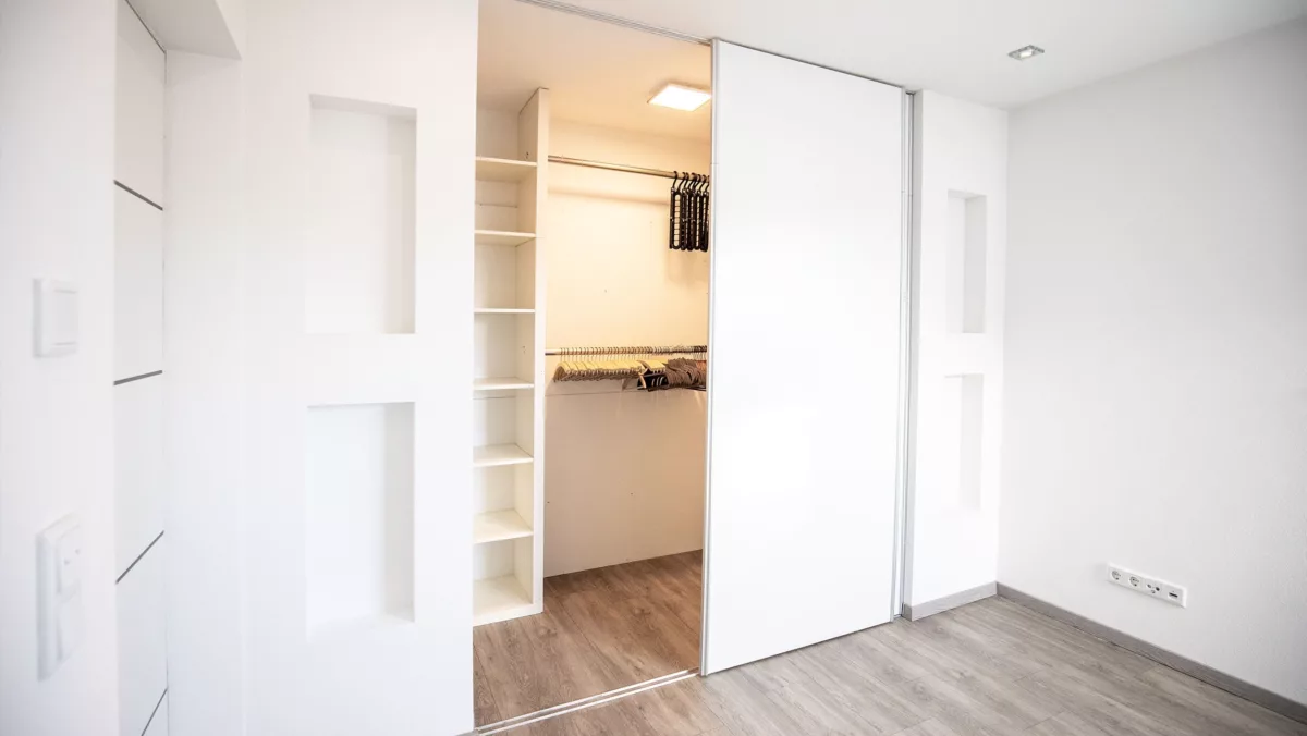Begehbarer Kleiderschrank