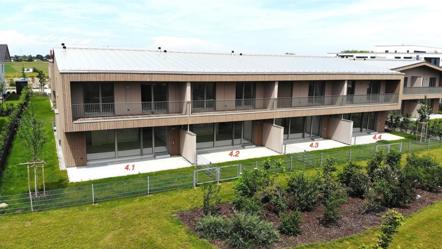 Modernes Reiheneckhaus (Haus 4.1) im Passivhausstandard in familienfreundlicher Wohnlage in Poing - Außenansicht 1