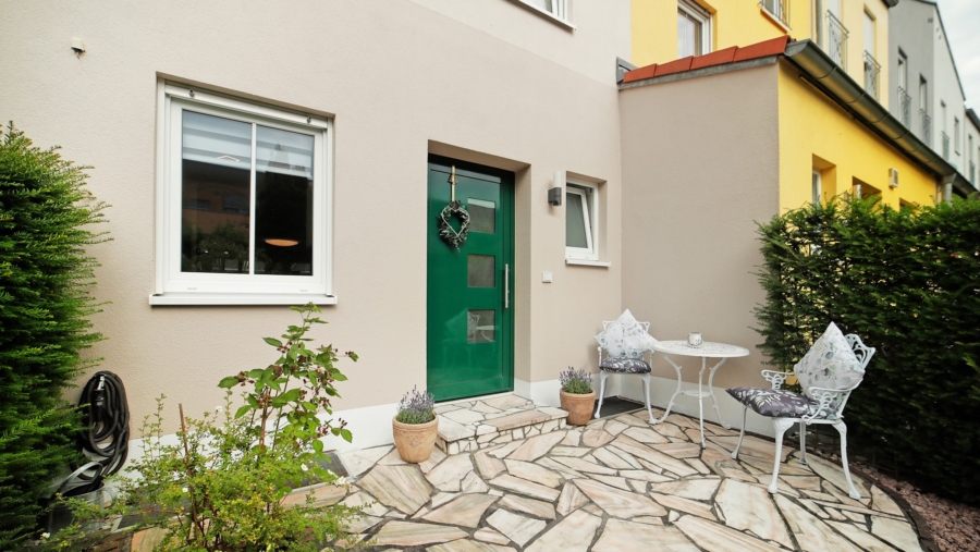 Großes Reihenmittelhaus mit 5 Zimmern und 2 Bädern in sehr ruhiger Wohnlage in exzellentem Zustand - Hauseingang