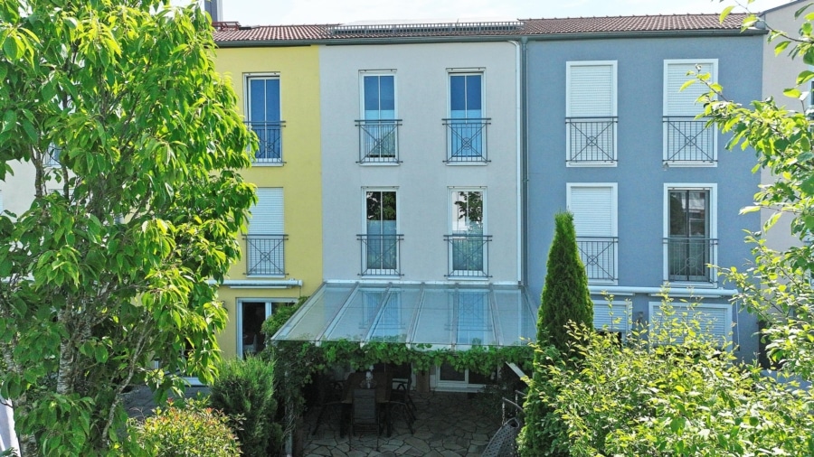 Großes Reihenmittelhaus mit 5 Zimmern und 2 Bädern in sehr ruhiger Wohnlage in exzellentem Zustand - Hausansicht