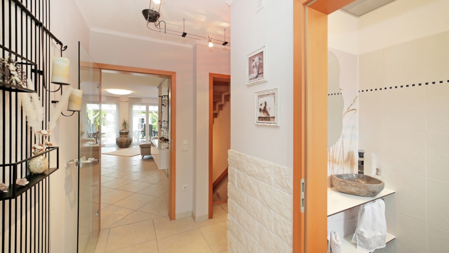 Großes Reihenmittelhaus mit 5 Zimmern und 2 Bädern in sehr ruhiger Wohnlage in exzellentem Zustand - Eingangsbereich mit Gäste-WC