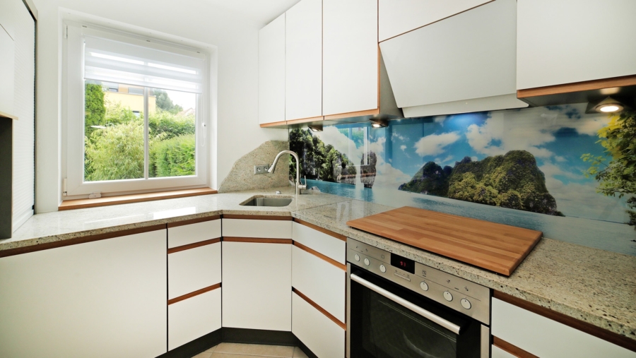 Großes Reihenmittelhaus mit 5 Zimmern und 2 Bädern in sehr ruhiger Wohnlage in exzellentem Zustand - Küche im Erdgeschoss