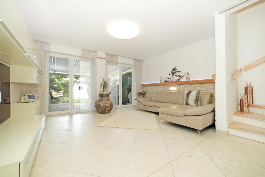 Großes Reihenmittelhaus mit 5 Zimmern und 2 Bädern in sehr ruhiger Wohnlage in exzellentem Zustand - Wohnzimmer