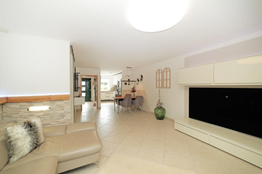 Großes Reihenmittelhaus mit 5 Zimmern und 2 Bädern in sehr ruhiger Wohnlage in exzellentem Zustand - Wohn-/Essbereich