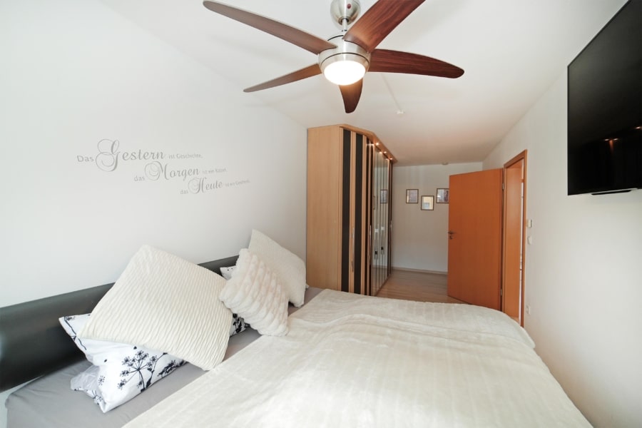 Großes Reihenmittelhaus mit 5 Zimmern und 2 Bädern in sehr ruhiger Wohnlage in exzellentem Zustand - Schlafzimmer 1. OG