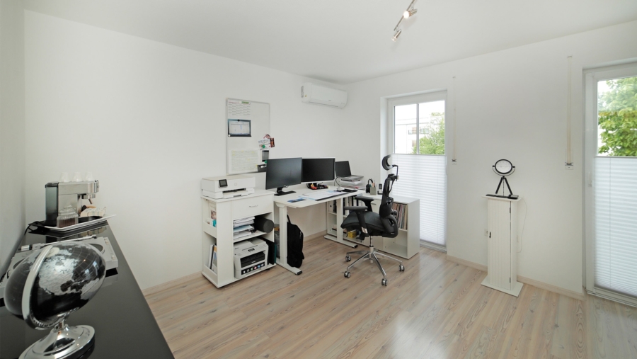 Großes Reihenmittelhaus mit 5 Zimmern und 2 Bädern in sehr ruhiger Wohnlage in exzellentem Zustand - Arbeitszimmer im 1. OG