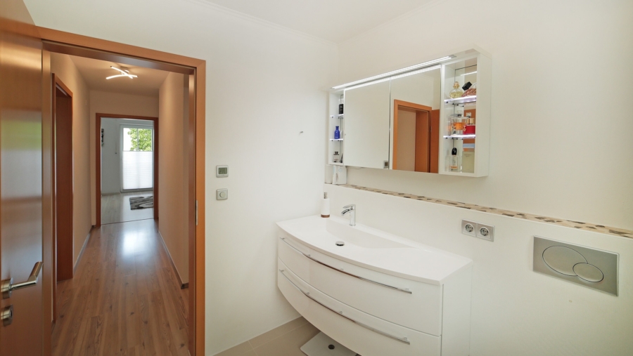 Großes Reihenmittelhaus mit 5 Zimmern und 2 Bädern in sehr ruhiger Wohnlage in exzellentem Zustand - Badezimmer 1. OG