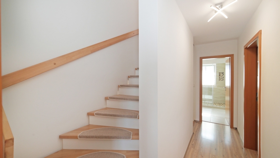 Großes Reihenmittelhaus mit 5 Zimmern und 2 Bädern in sehr ruhiger Wohnlage in exzellentem Zustand - Flur 1. OG