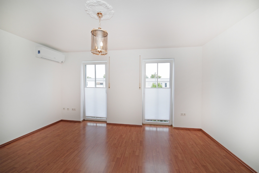 Großes Reihenmittelhaus mit 5 Zimmern und 2 Bädern in sehr ruhiger Wohnlage in exzellentem Zustand - Elternschlafzimmer 2. OG