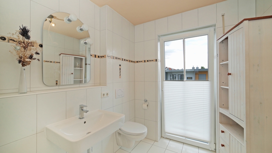 Großes Reihenmittelhaus mit 5 Zimmern und 2 Bädern in sehr ruhiger Wohnlage in exzellentem Zustand - Badezimmer 2. OG