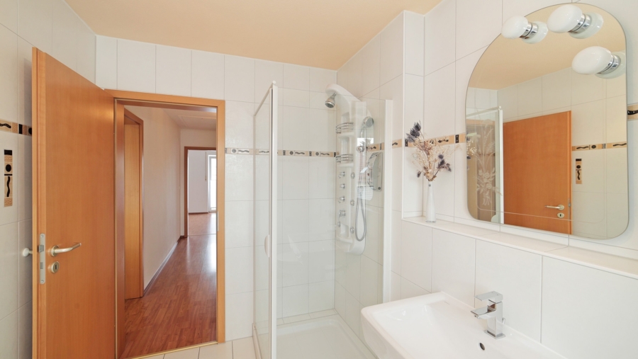 Großes Reihenmittelhaus mit 5 Zimmern und 2 Bädern in sehr ruhiger Wohnlage in exzellentem Zustand - Badezimmer 2. OG