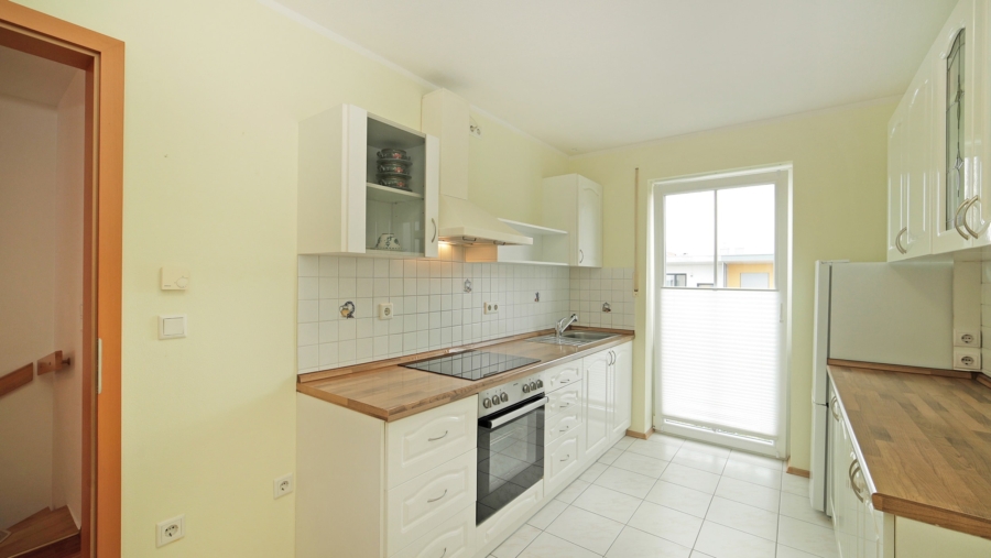 Großes Reihenmittelhaus mit 5 Zimmern und 2 Bädern in sehr ruhiger Wohnlage in exzellentem Zustand - Küche 2. OG