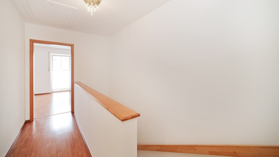 Großes Reihenmittelhaus mit 5 Zimmern und 2 Bädern in sehr ruhiger Wohnlage in exzellentem Zustand - Spitzboden