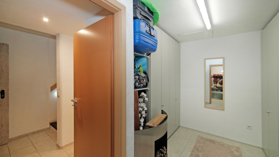 Großes Reihenmittelhaus mit 5 Zimmern und 2 Bädern in sehr ruhiger Wohnlage in exzellentem Zustand - Keller