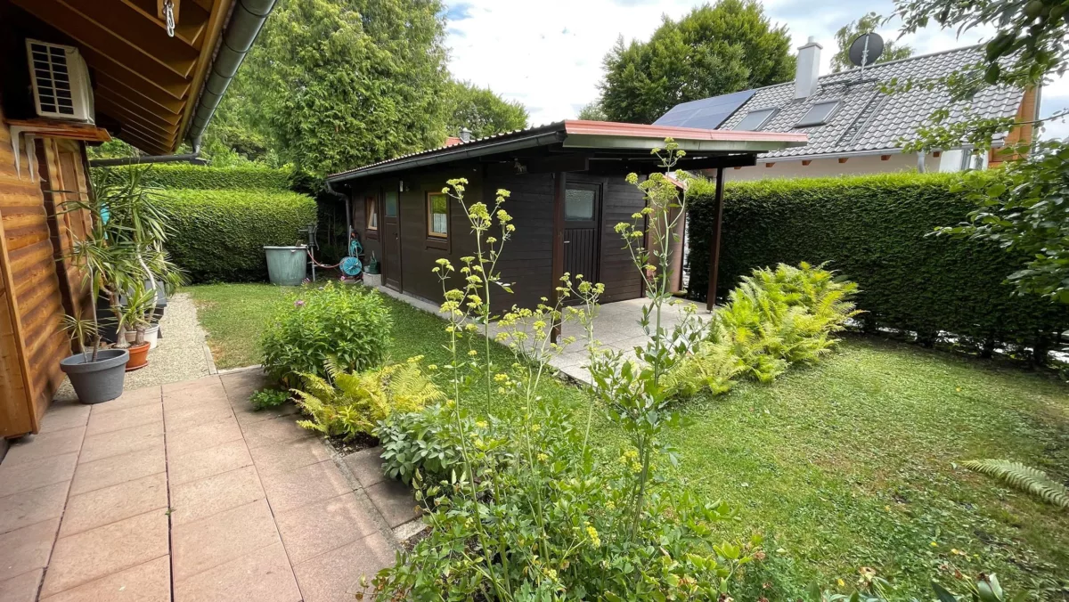 Garten mit Gartenhaus