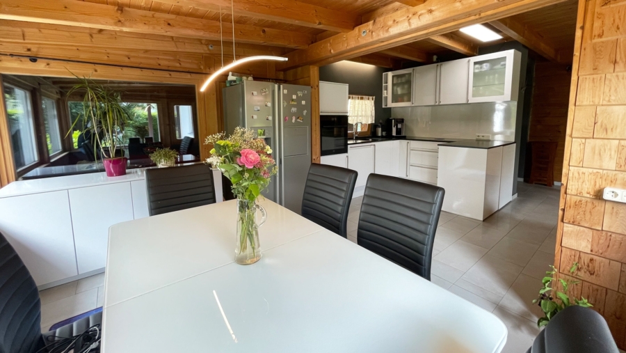 Idylle Pur! Schönes Wochenendhaus mit großem Grundstück und Kaminofen - Essbereich