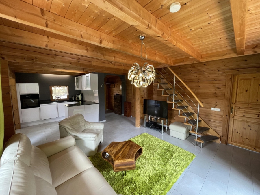 Idylle Pur! Schönes Wochenendhaus mit großem Grundstück und Kaminofen - Wohnzimmer