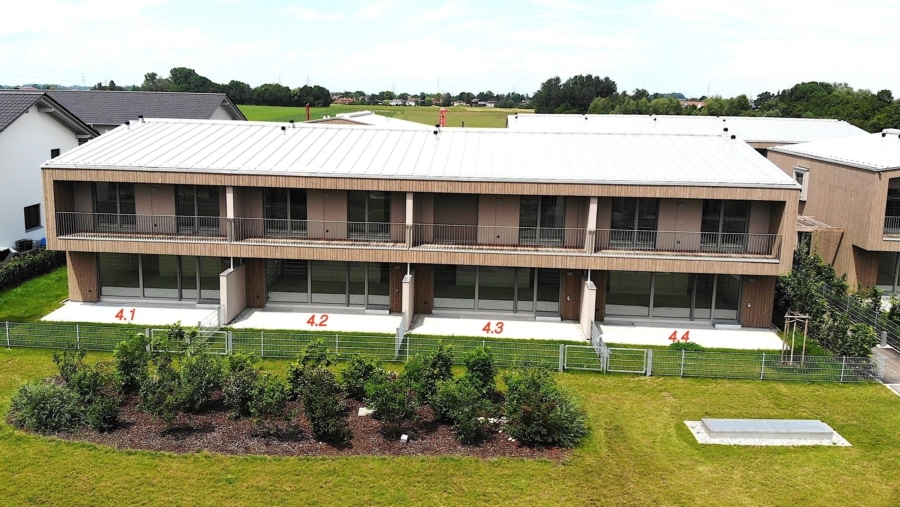 Modernes Reihenmittelhaus (Haus 4.3) im Passivhausstandard in familienfreundlicher Wohnlage in Poing - Außenansicht 1